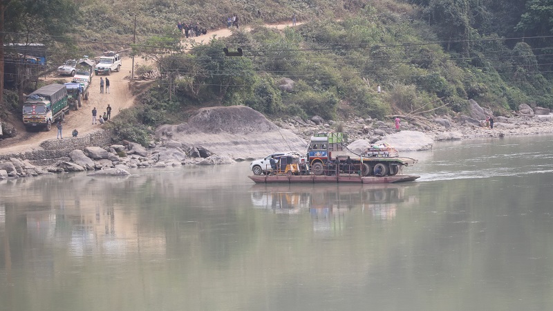 अरुण नदीमा पानीको बहाव बढेपछि सङ्खुवासभा र भोजपुर जोड्ने फेरी बन्द