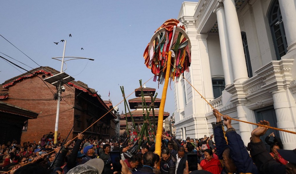 बसन्तपुरमा होलीको चीर ठड्याइयो